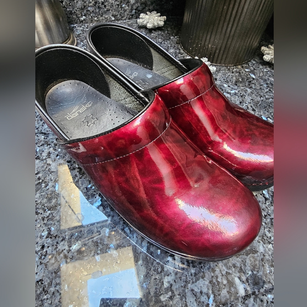Dansko Dark Red/Black swirl Patent Leather Clogs sz 39